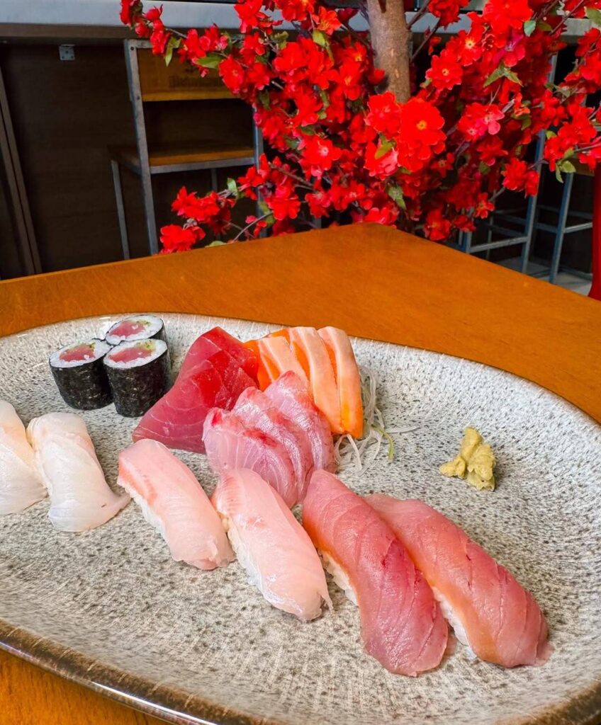 Plato de sushi com várias peças de sashimi