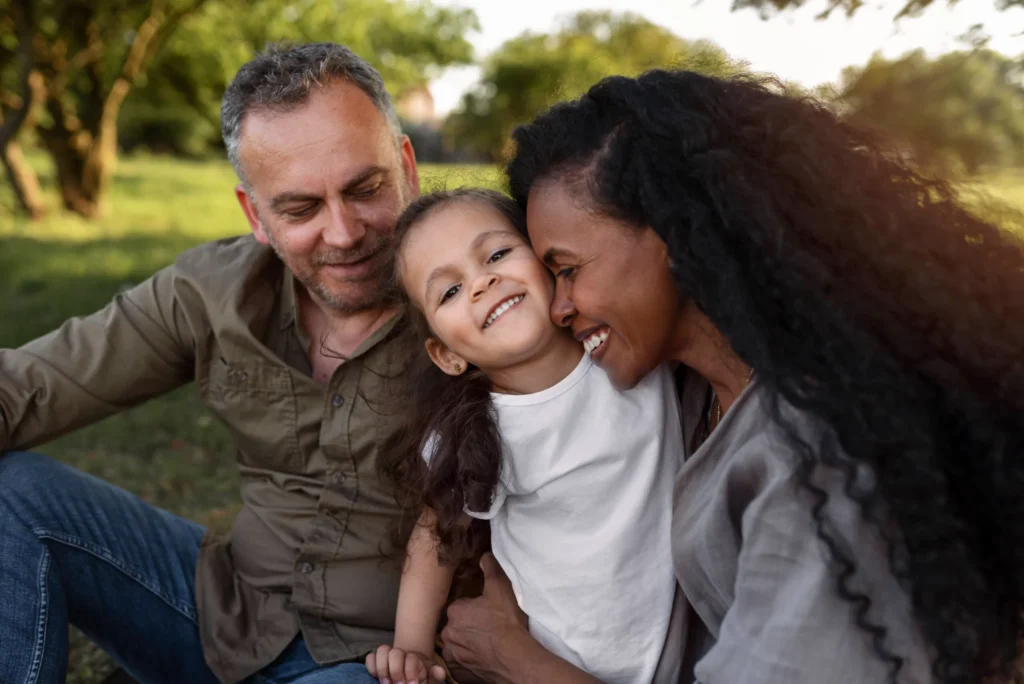 Família sorridente no parque