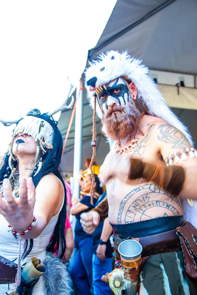 Casal fantasiado em evento de fantasia tribal