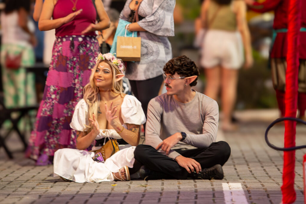 Casal vestido com fantasias em evento ao ar livre