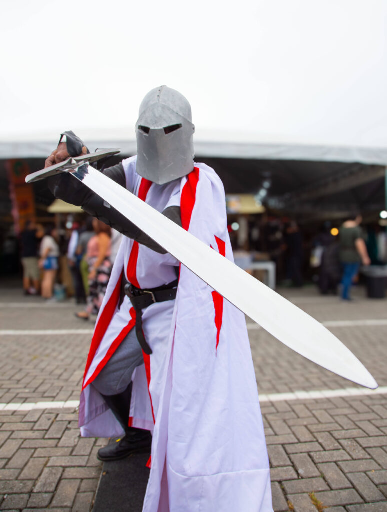Cosplay de cavaleiro com espada em evento