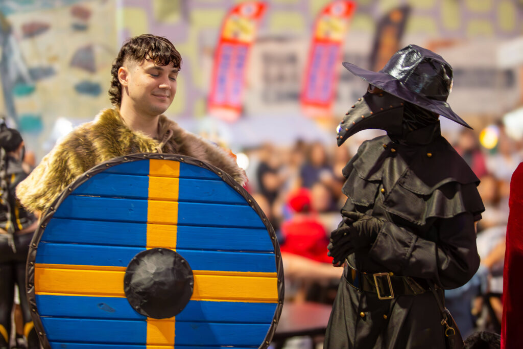 Cosplayers medievais em evento temático