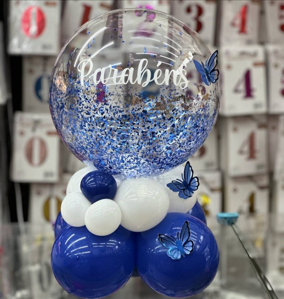 Decoração de balões com tema Parabéns e formato de borboletas