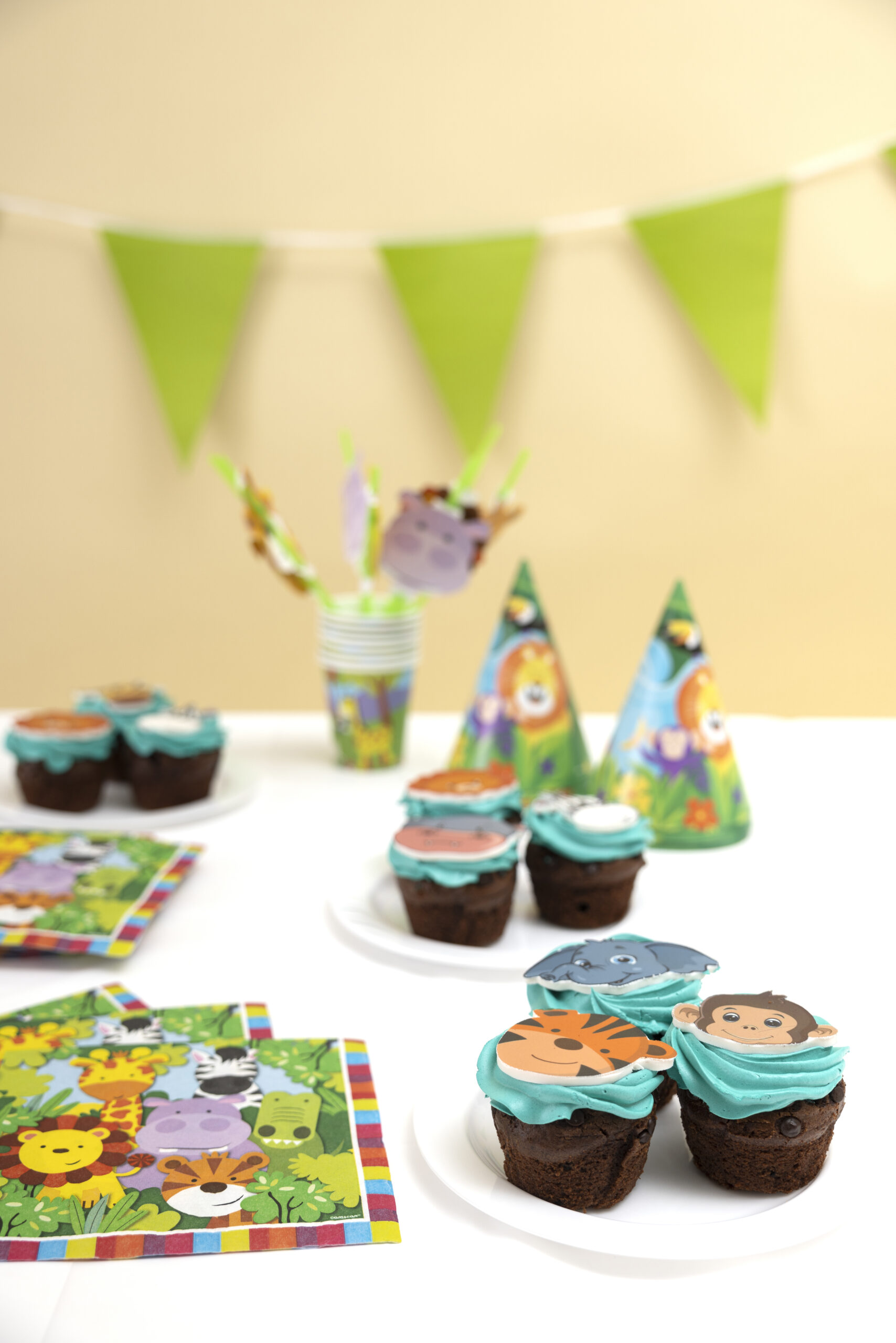 delicioso-arranjo-de-cupcakes-de-festa-safari.jpg