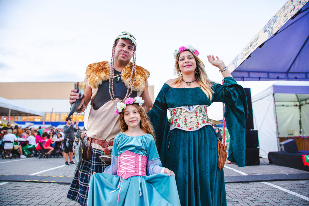 Familia vestida com trajes de festa e flores na cabeça