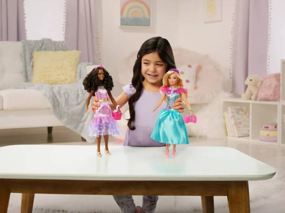 Capturadetela2025 09 16102303 Menina brincando com bonecas