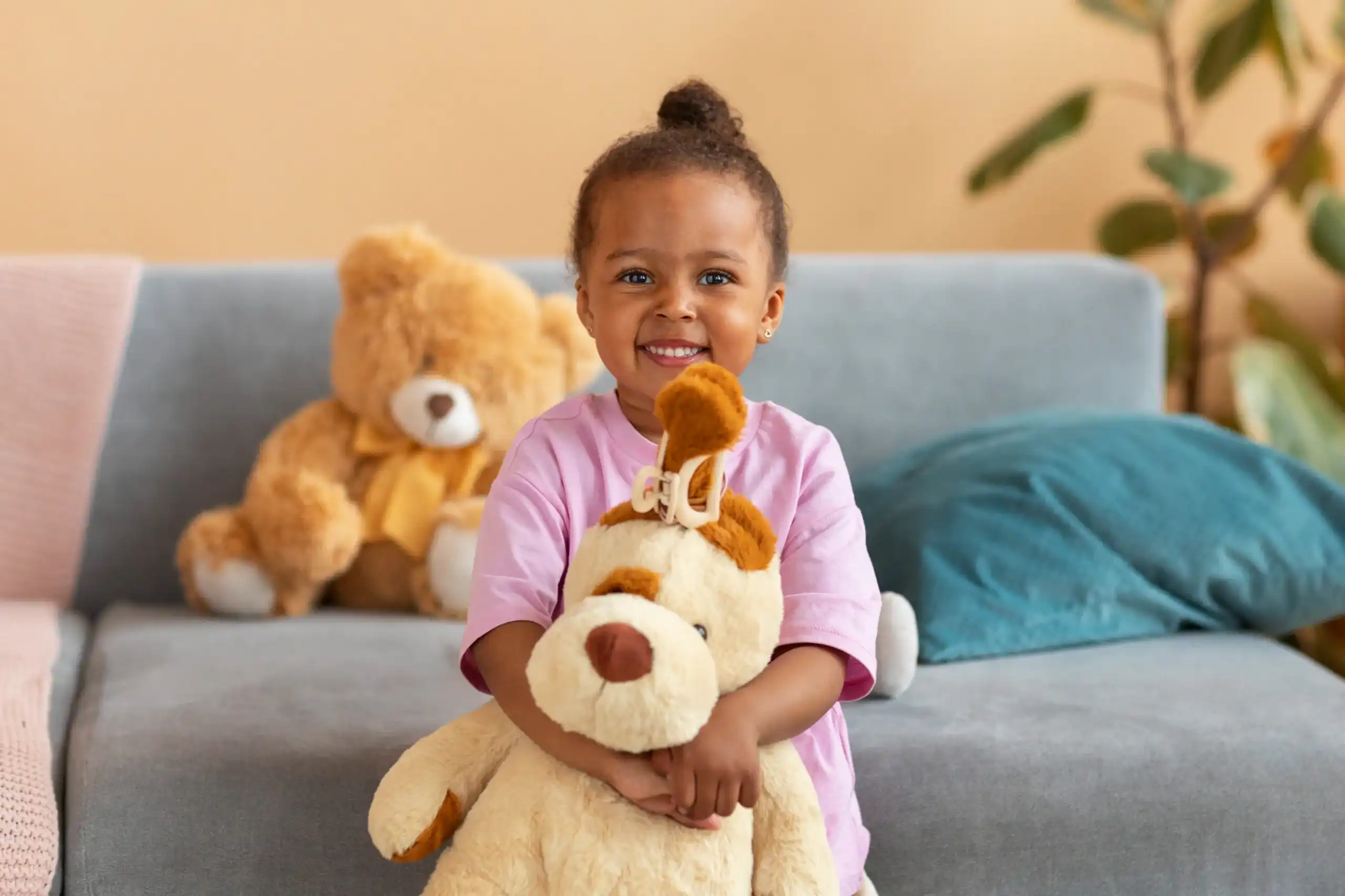 Menina com bicho de pelúcia