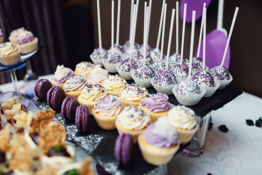 festival doce sobremesa na mesa Mesa com deliciosos cupcakes e docinhos decorados