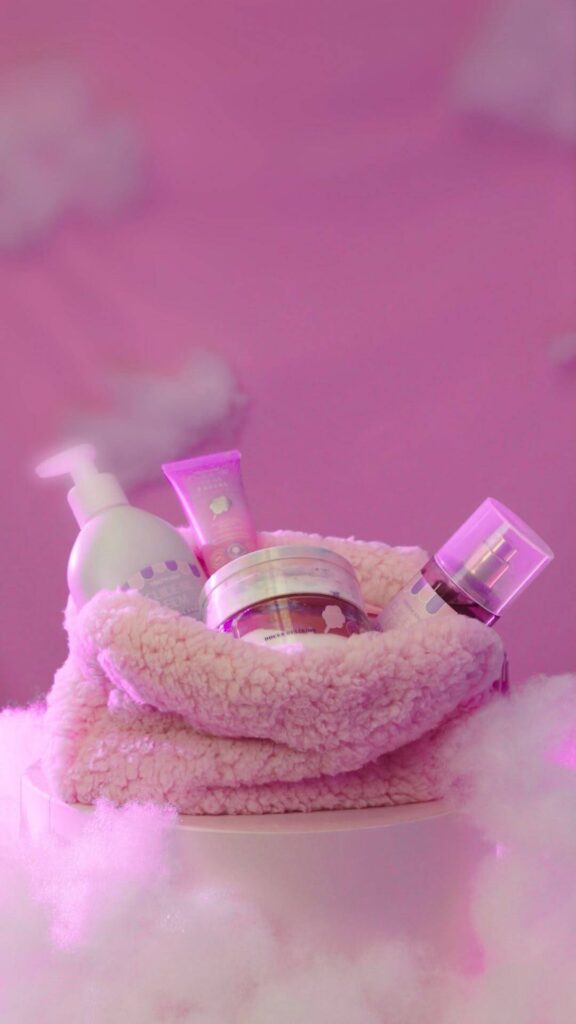 SaveClip.App 542955186 18530726188007278 7231761902371851750 n Produtos de beleza e perfumes em um fundo rosa