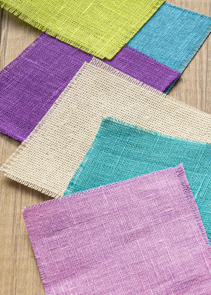 Retalhos de tecido em cores vibrantes e texturas diferentes