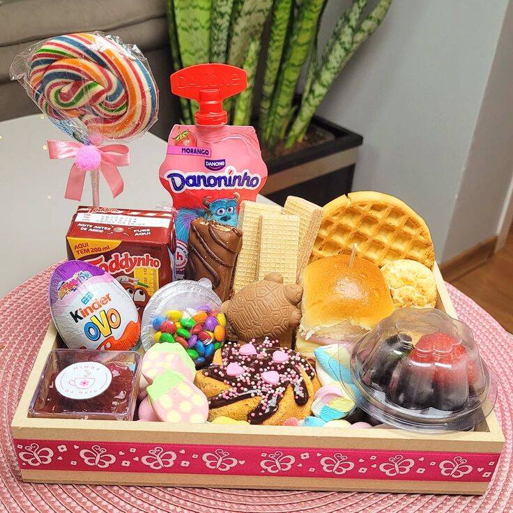 CestaParaCrianca Bandeja com doces variados e guloseimas coloridas
