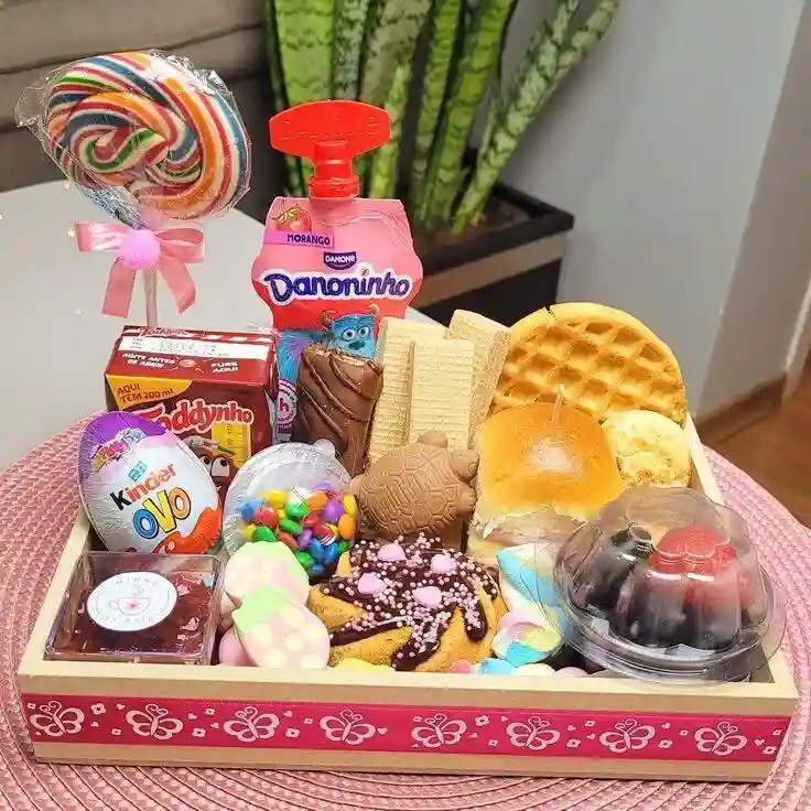 Bandeja com doces variados e guloseimas coloridas