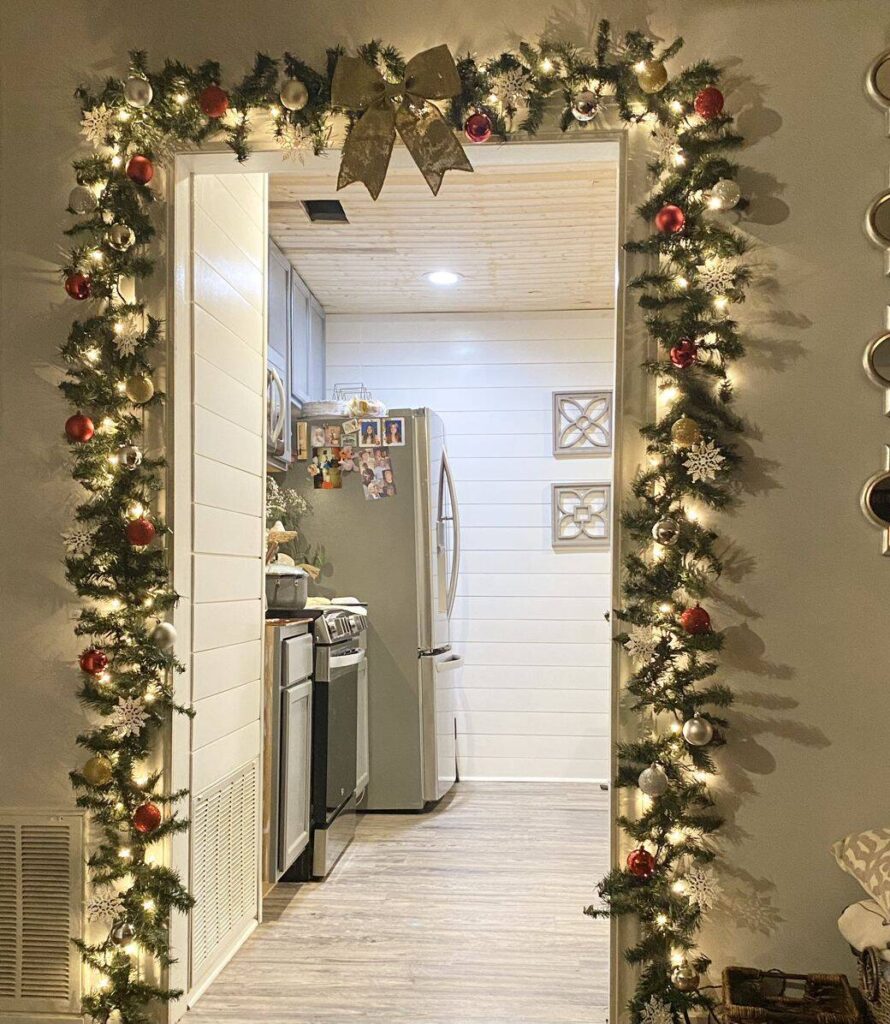Decoração natalina em uma porta da cozinha