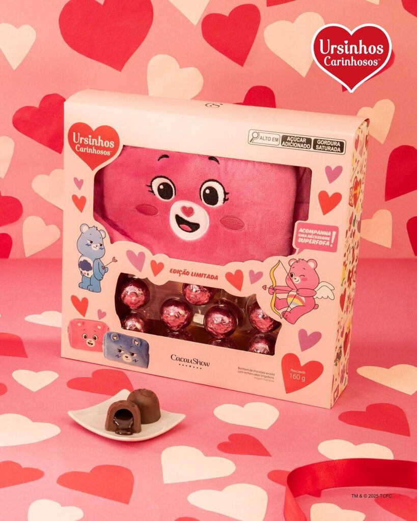 SaveClip.App 504519214 18507337744058614 1480991869594142005 n Caixa dos Ursinhos Carinhosos com chocolates em coração