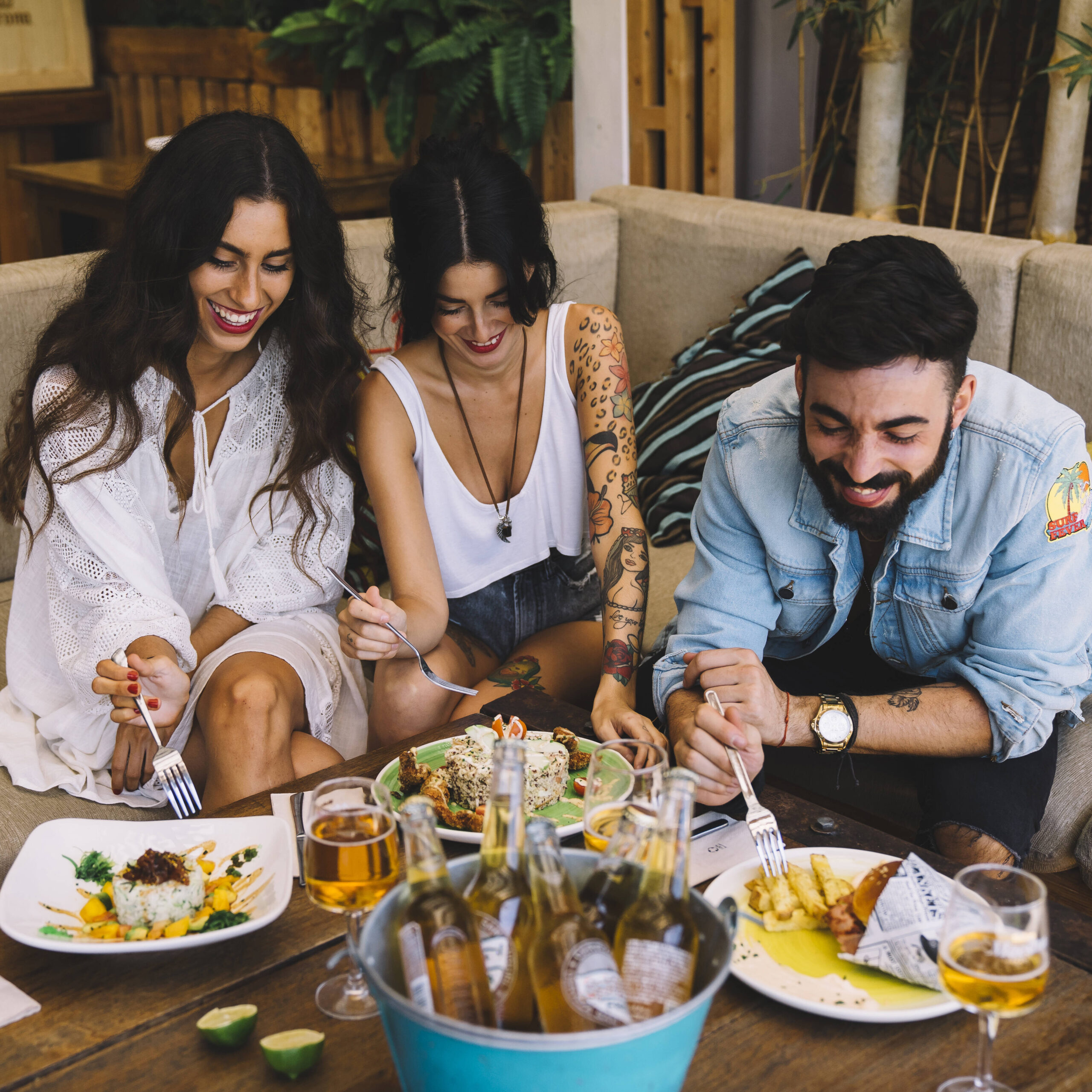 Amigos desfrutando refeição em ambiente descontraído