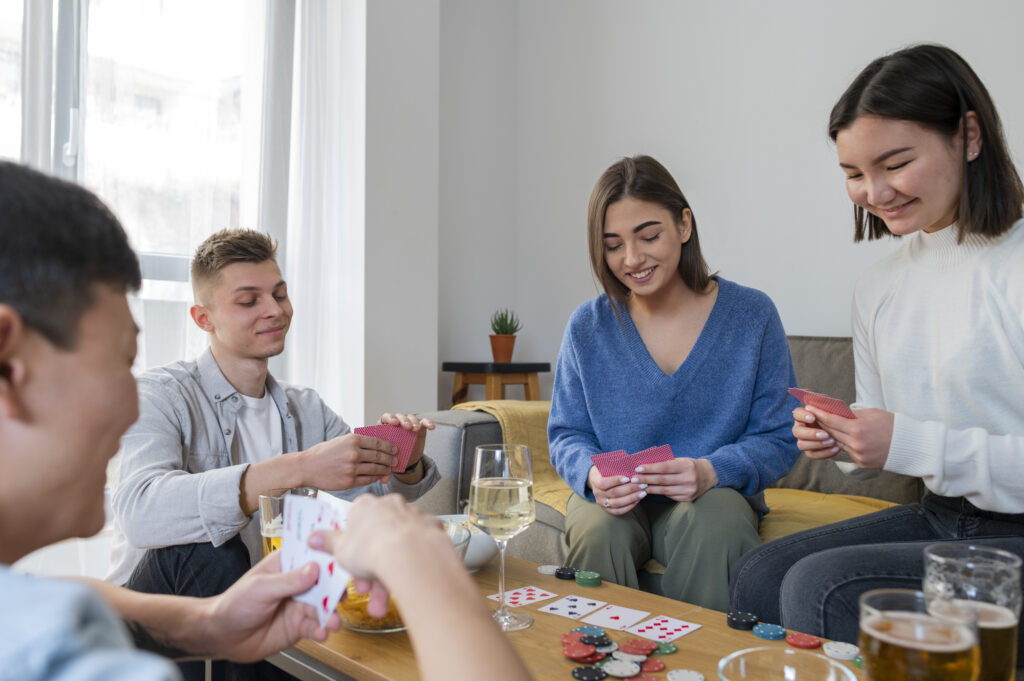 amigos jogando poquer juntos