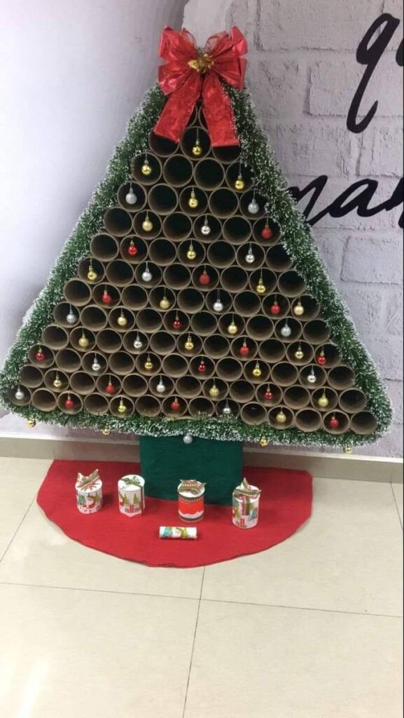 Árvore de Natal feita com tubos de papel e decoração festiva.