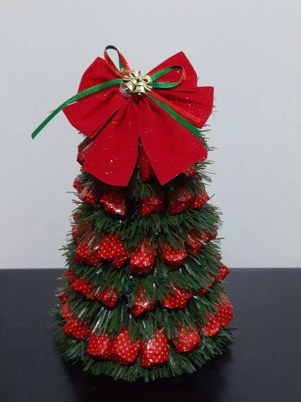 Árvore de Natal decorada com laço vermelho