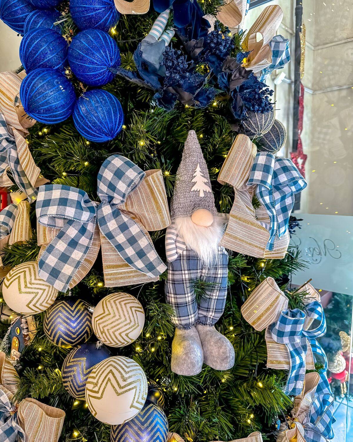 Árvore de Natal decorada com gnomos e laços azuis