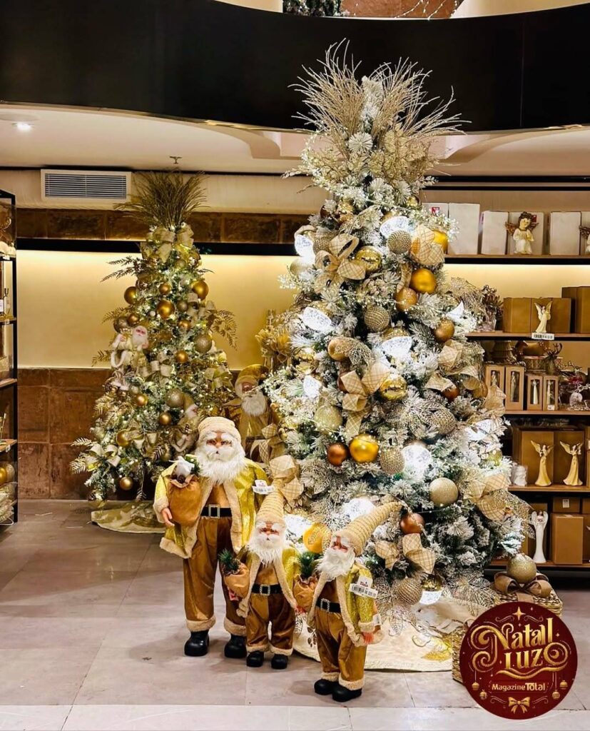 Decoração natalina com árvores e Papai Noel