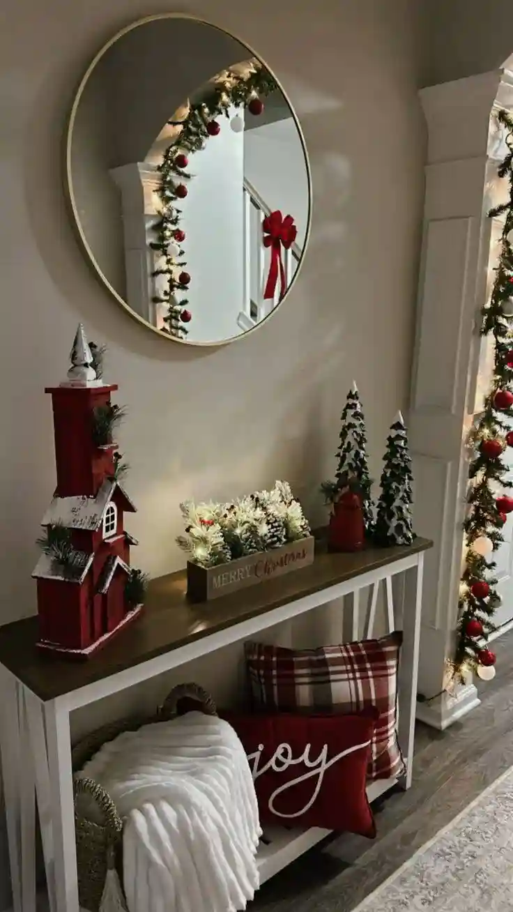 Decoração natalina em entrada com espelho e guirlanda.