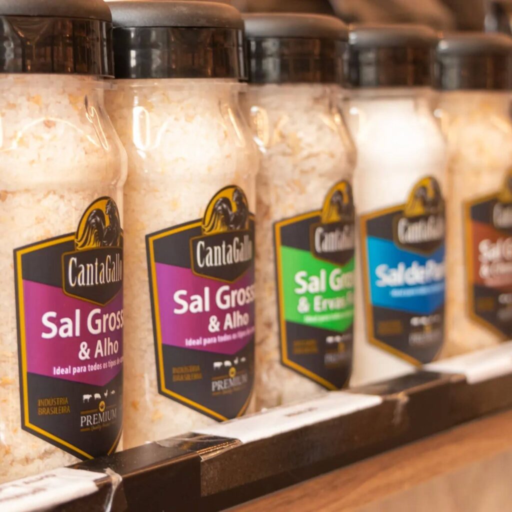 148 SaveClip.App 314523001 1102624927062076 2578695360849677153 n Frascos de sal grosso e alho em prateleira.