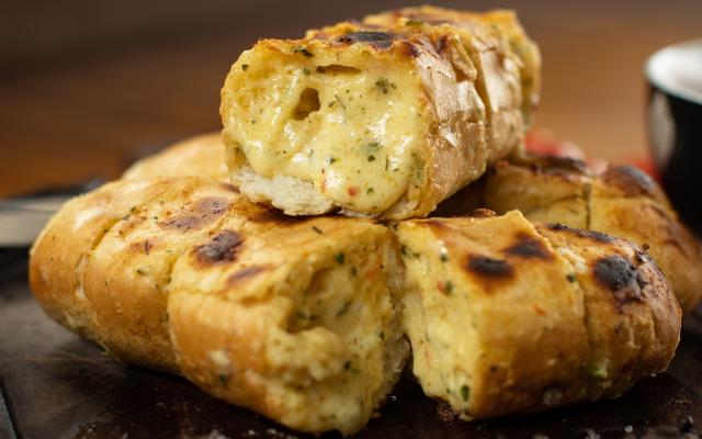 shutterstock 1658158945 Pão recheado quentinho com queijo e temperos