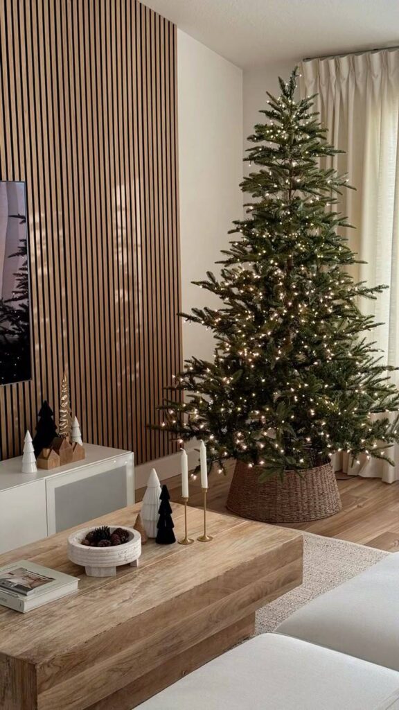 Sala decorada com árvore de Natal iluminada