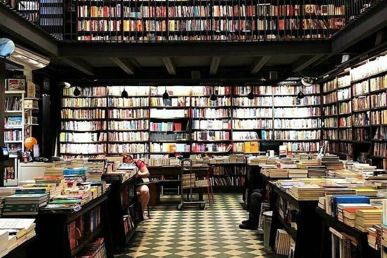 Interior de uma biblioteca cheia de livros