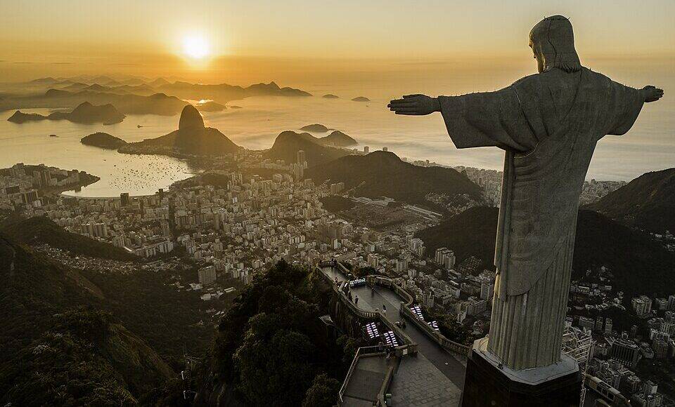 Cristo Redentor com vista do Rio de Janeiro ao pôr do sol