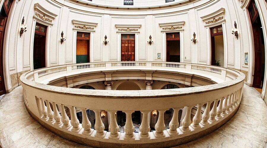 Detalhe do salão interno com varanda elegante