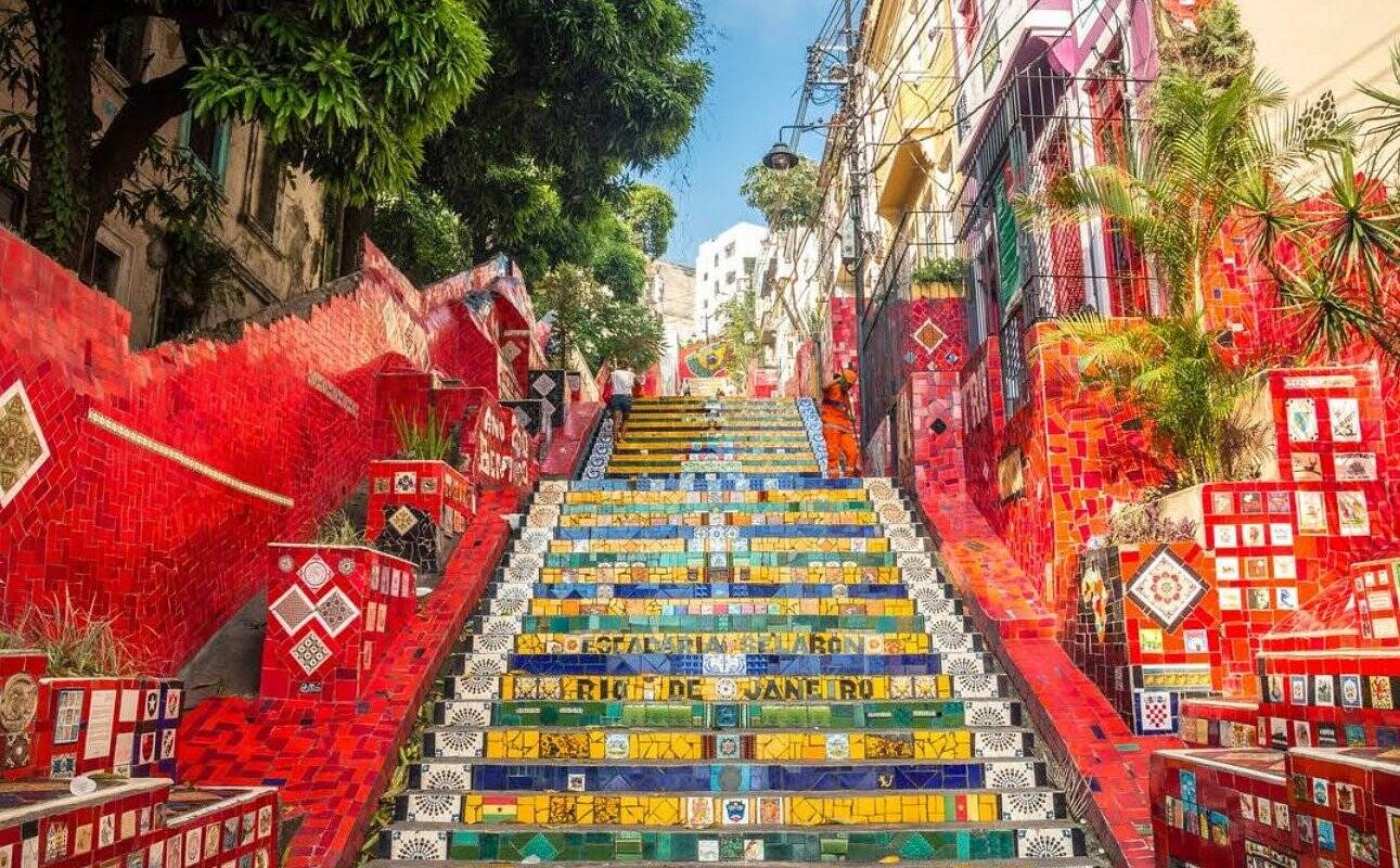 Escadaria colorida com azulejos no Rio de Janeiro
