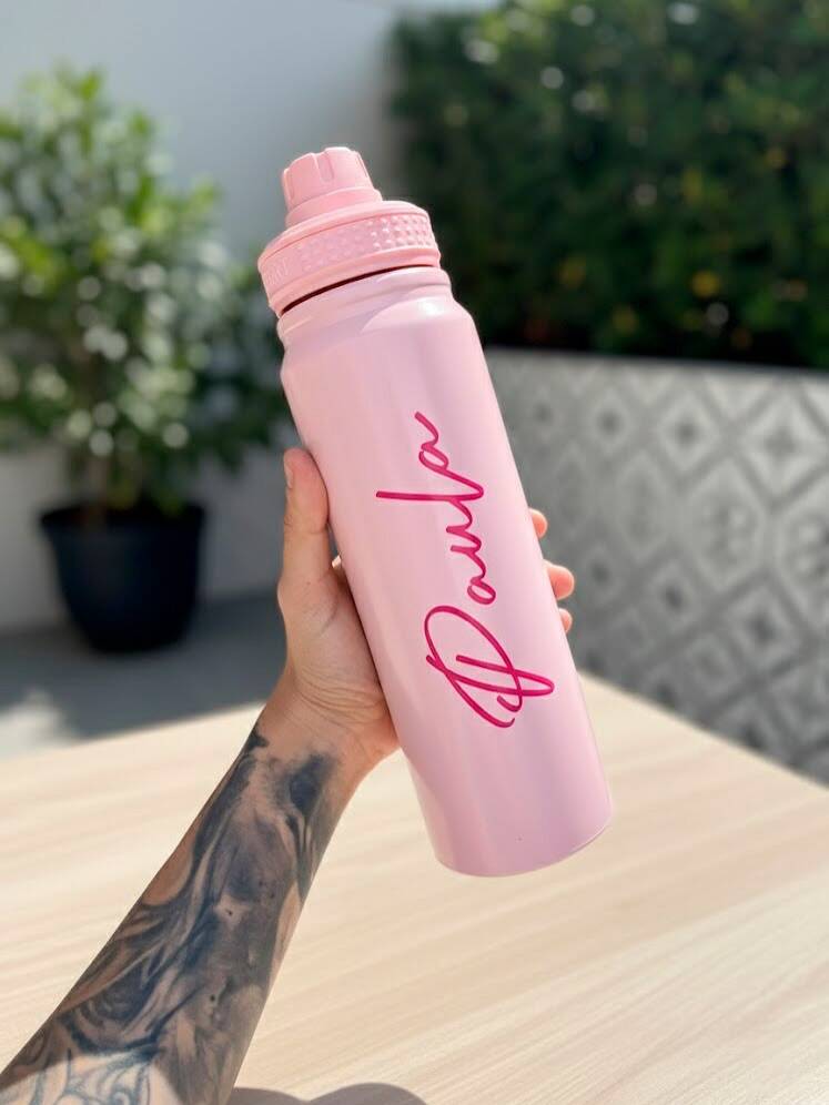 Garrafa de água rosa personalizada com o nome Paula