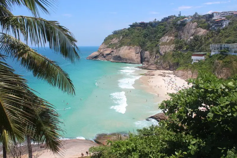 Praia paradisíaca com água cristalina e vegetação
