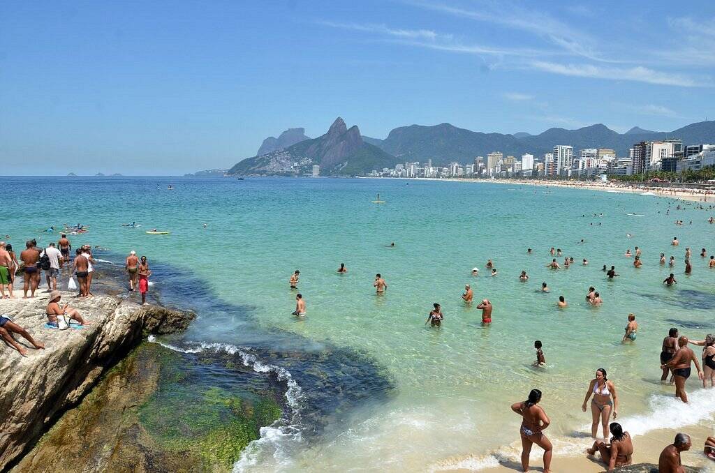 Praia com pessoas se divertindo no Rio de Janeiro