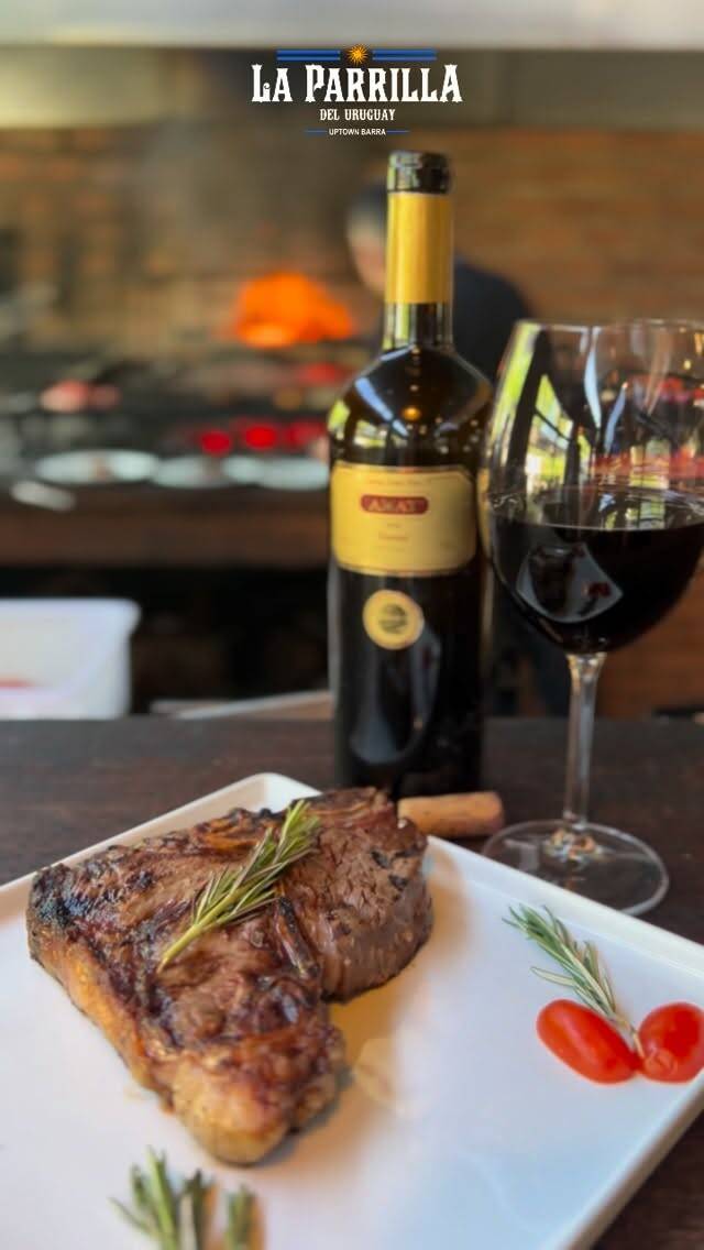 Delicioso prato de carne com vinho e ervas aromáticas