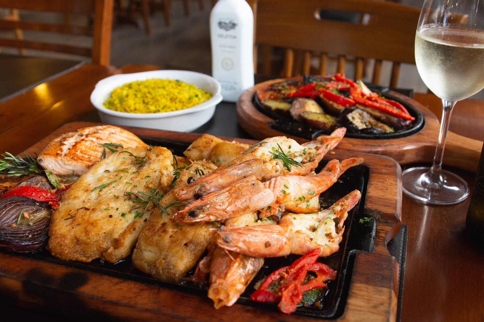 Prato com frutos do mar e acompanhamentos coloridos