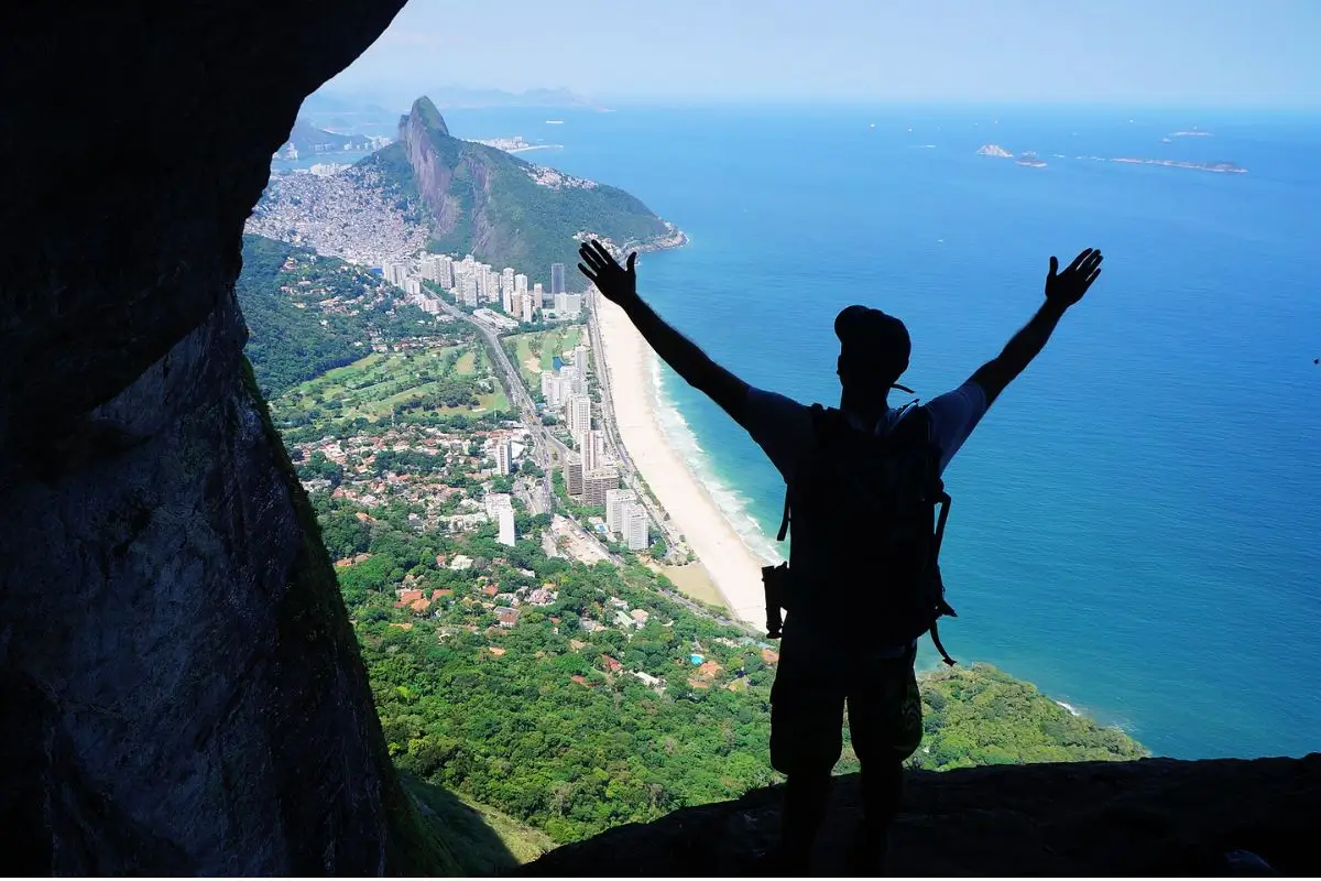 Silhueta de homem em mirante do Rio de Janeiro