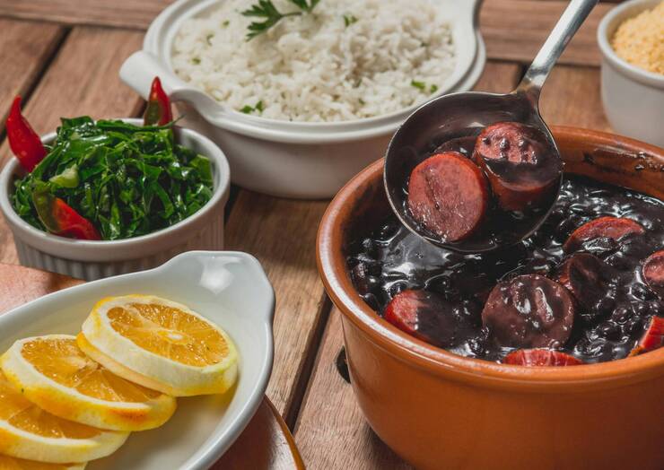 Feijoada com arroz, couve e limão.