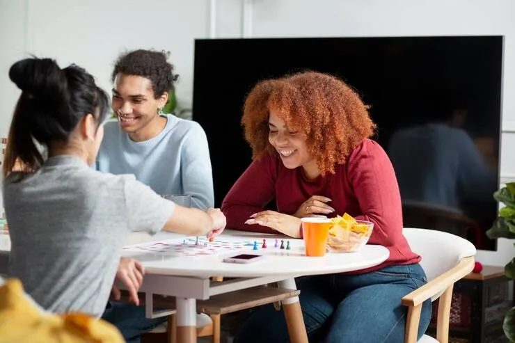 Amigos jogando jogos de tabuleiro em casa