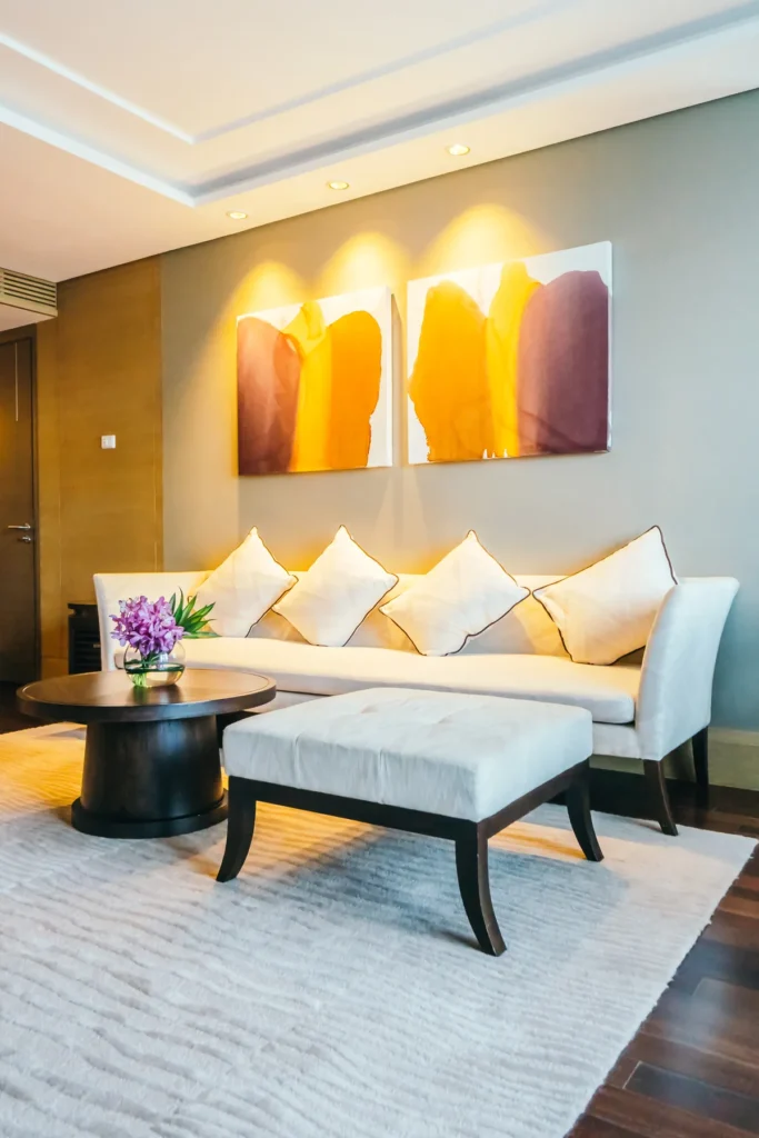 Close up em sala moderna com sofá e obras de arte elegantes