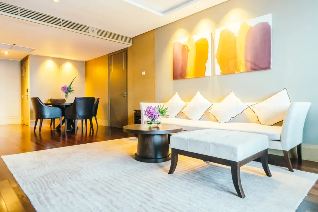 Sala moderna com sofá e obras de arte elegantes