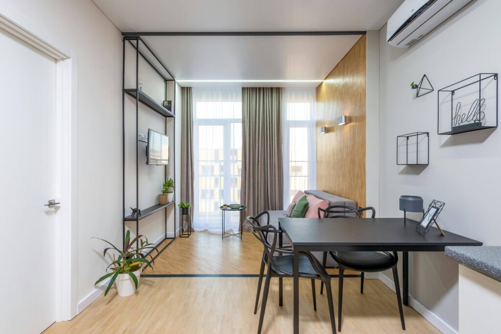 Sala de estar moderna com mesa e sofá aconchegante.