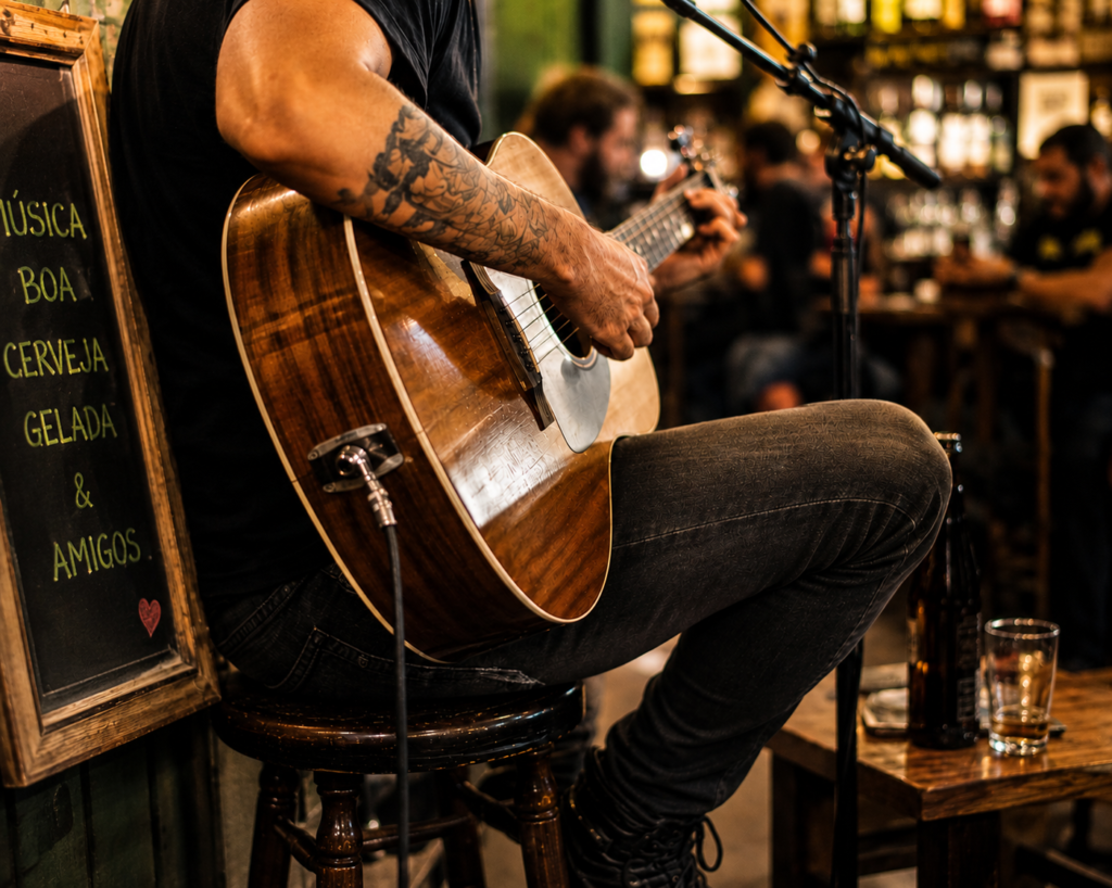 Homem tocando violão em um bar