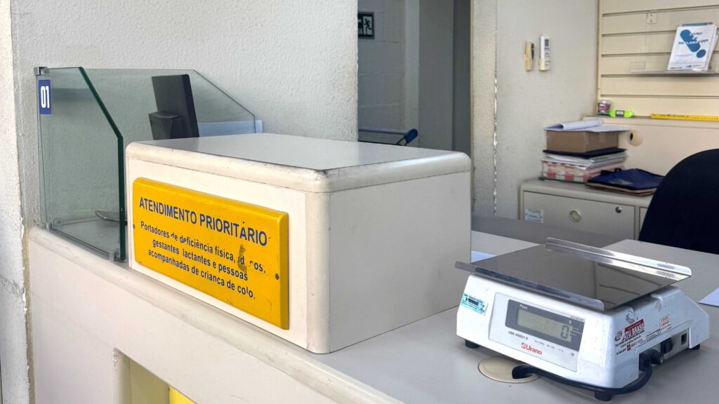 Balcão de atendimento com sinalização de prioridade.