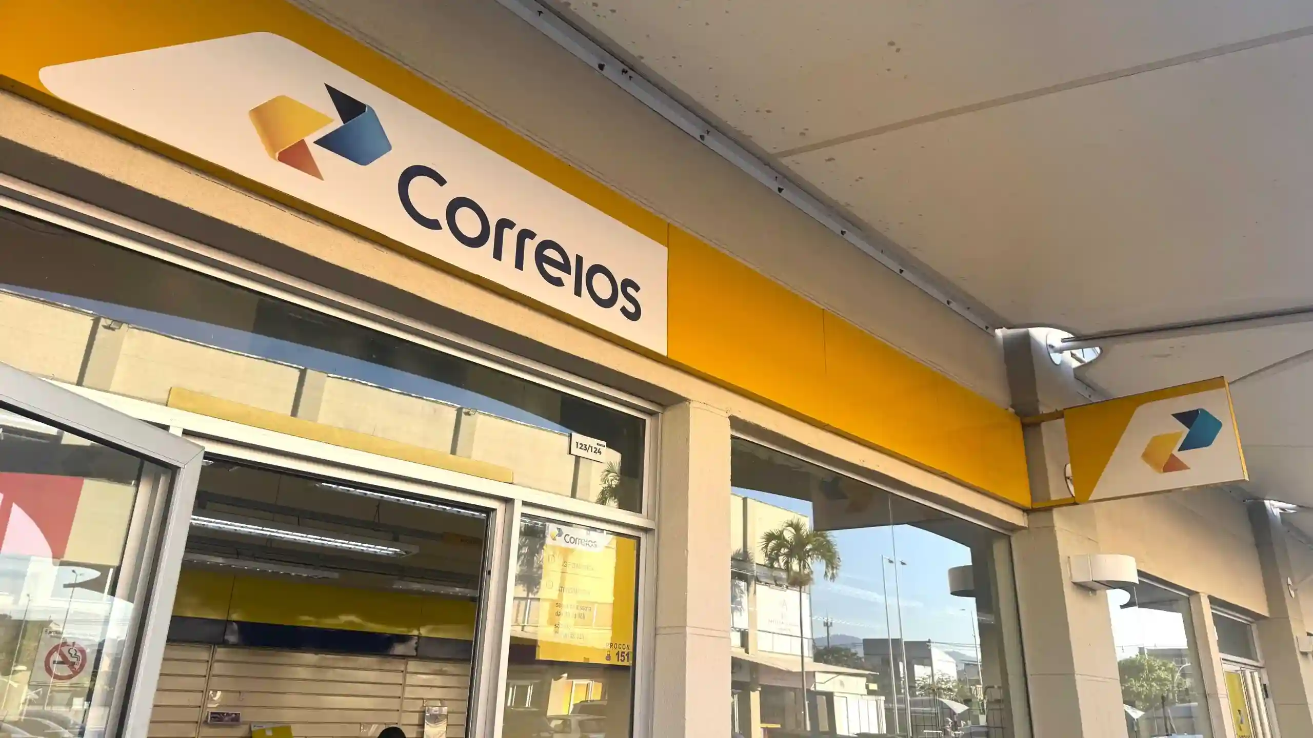 Fachada da agência dos Correios com logotipo