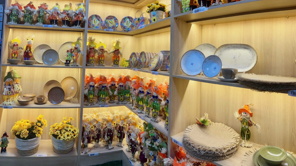 Prateleira com artesanato colorido e decoração em cerâmica