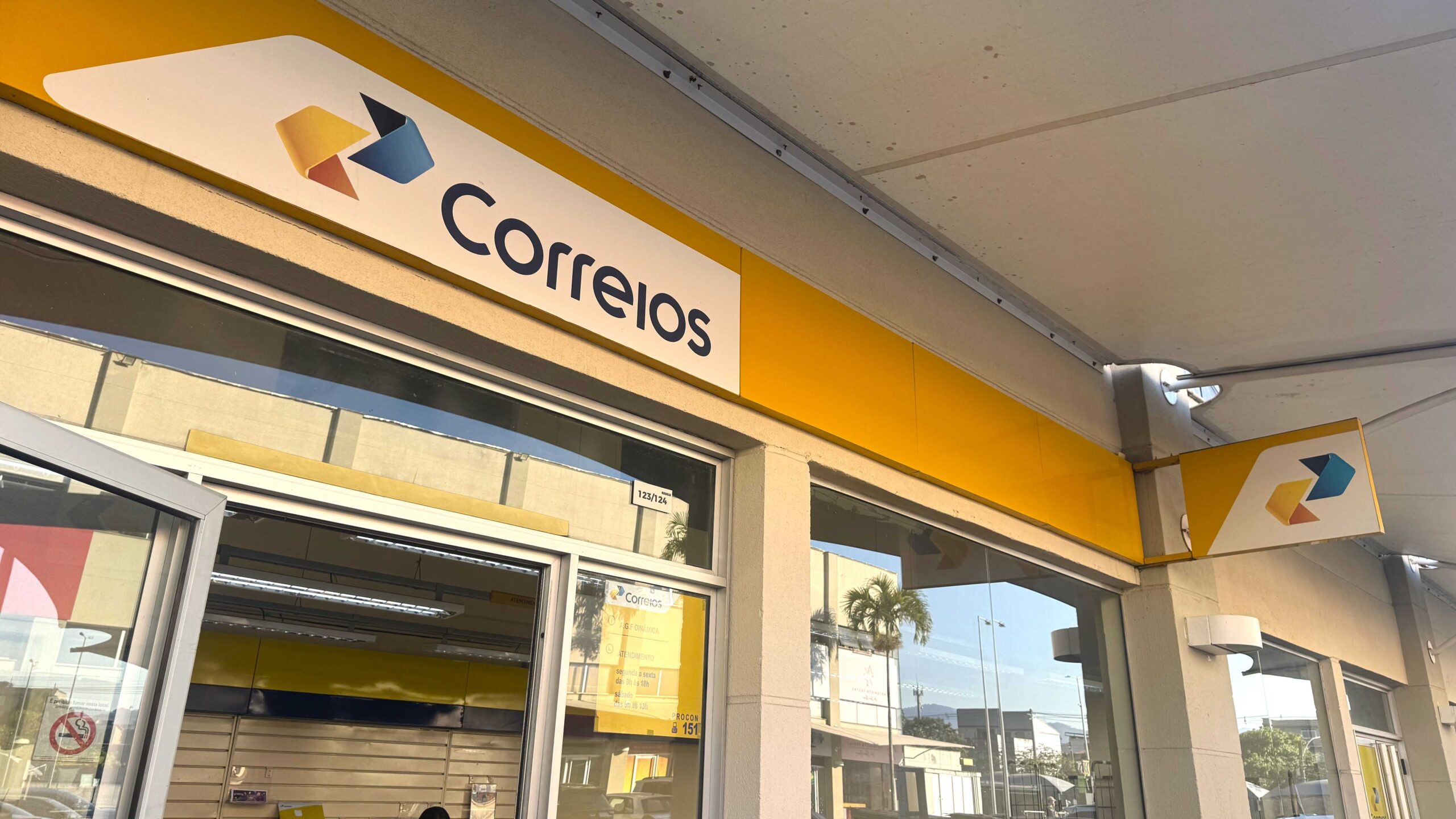 Fachada da agência dos Correios com logotipo