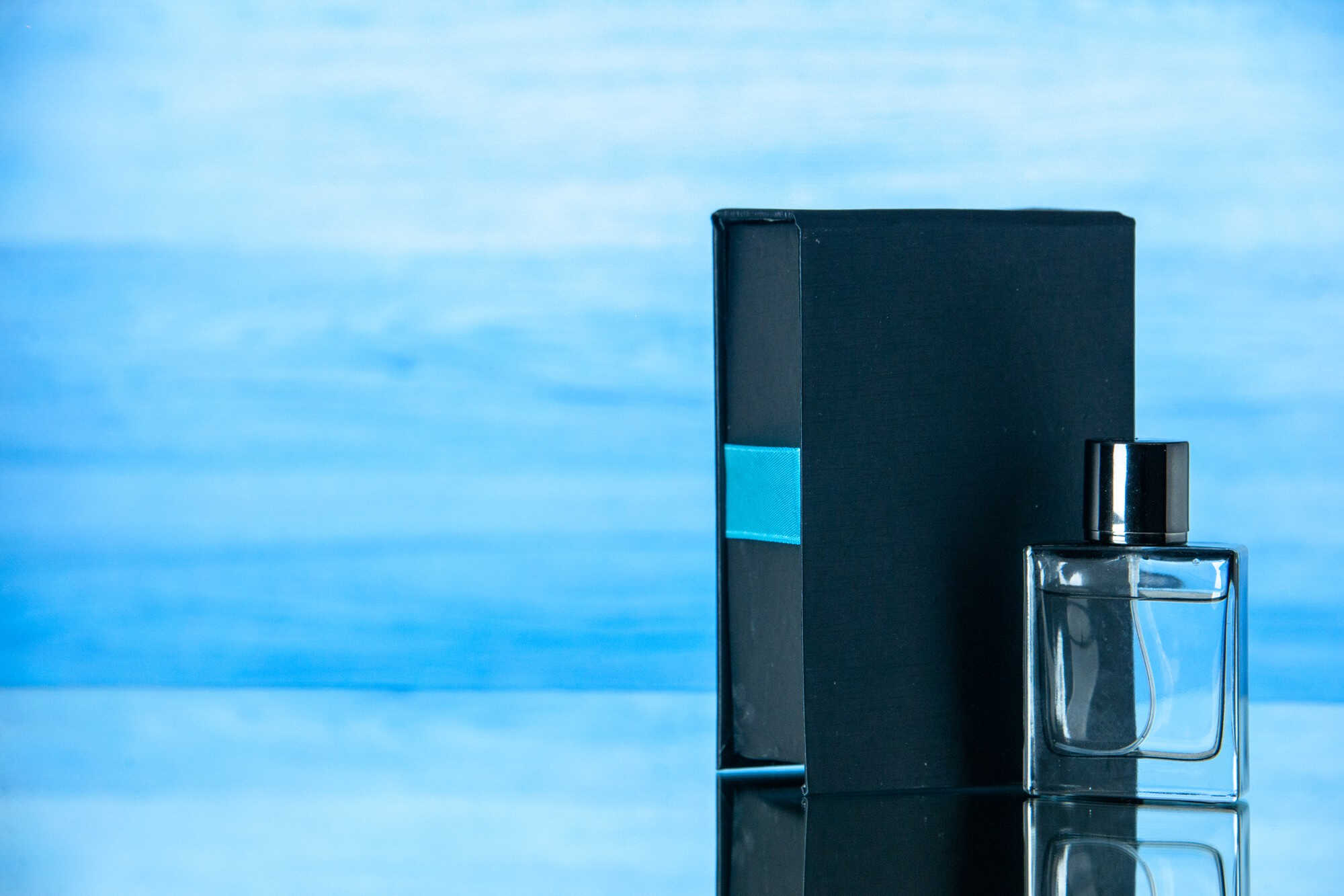 Frasco de perfume transparente com embalagem preta
