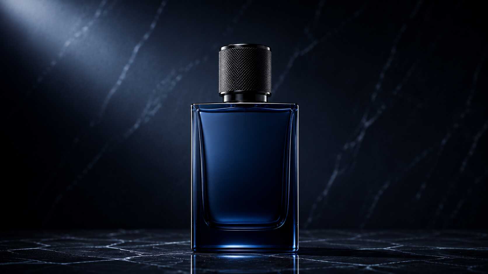 Frasco de perfume azul em fundo preto elegante